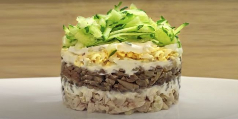 Salát s kuřecím masem a žampiony - 10 receptů